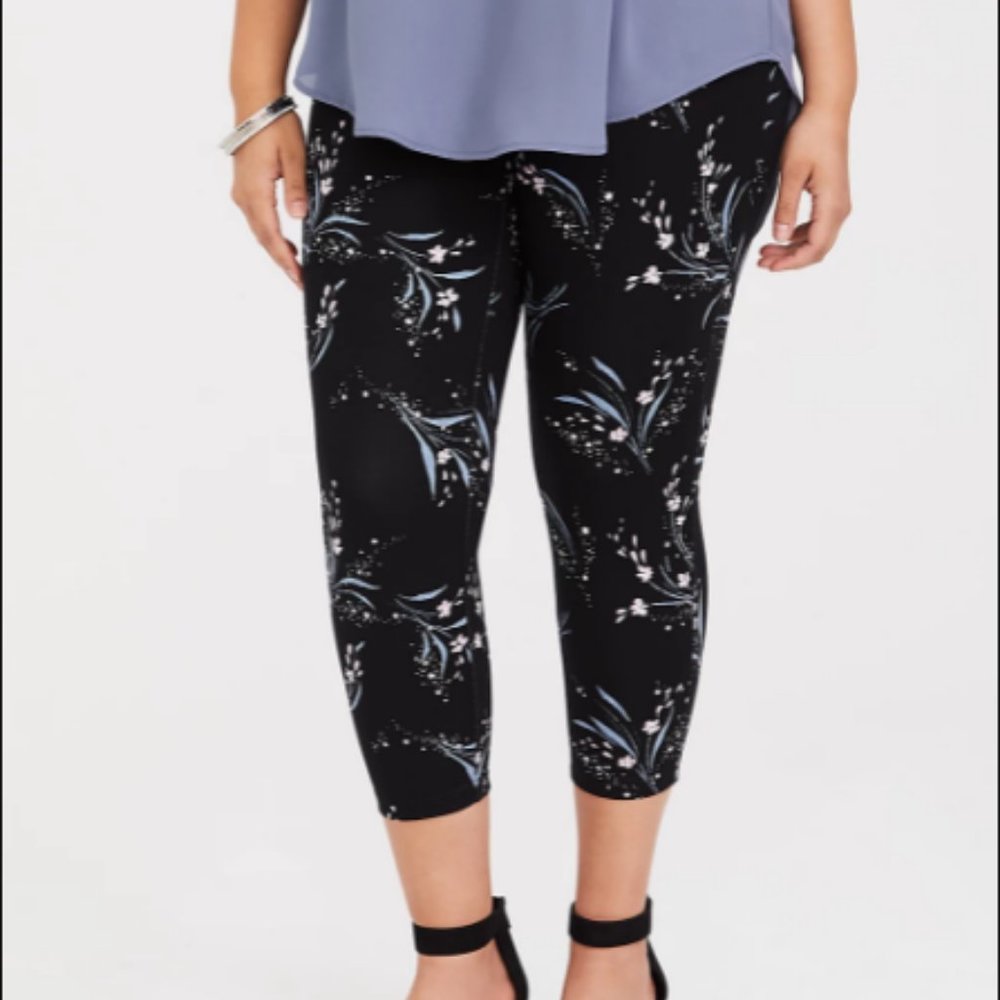 Torrid Women's Studio Ponte Slim Fix Crop Pixie Pant Size 2R Black Floral